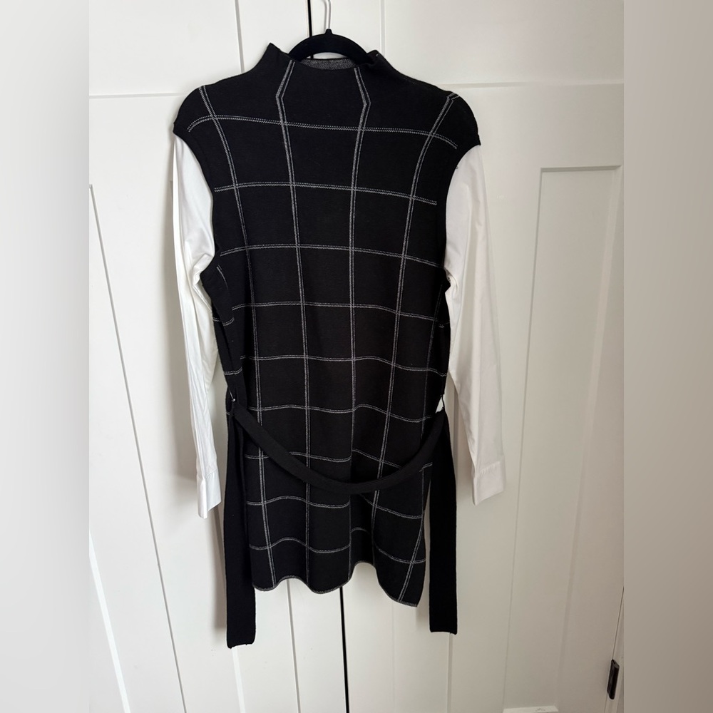 Tahari Black and White Checkered Long Sleeve mock neck top with belt. Size S.